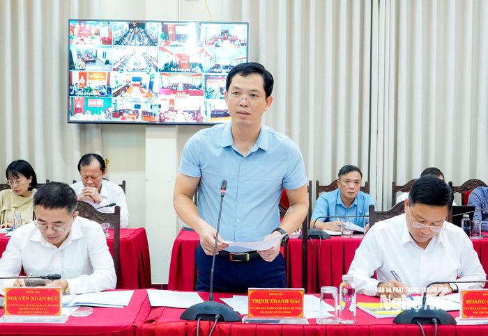 Đồng chí Trịnh Thanh Hải - Giám đốc Sở Tài chính báo cáo tình hình triển khai các công trình, dự án trọng điểm trên địa bàn tỉnh. Ảnh: Phạm Bằng