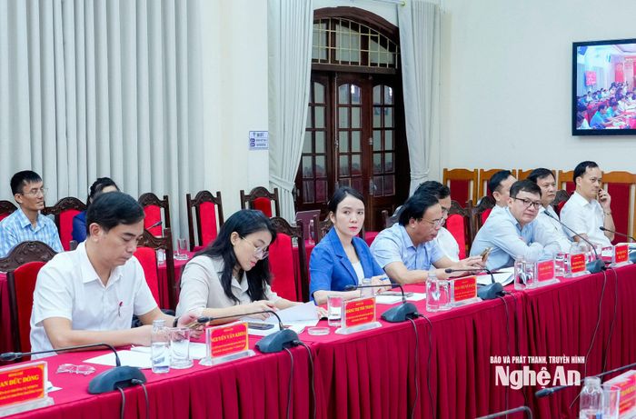Các đồng chí lãnh đạo các sở, ngành, địa phương dự cuộc họp. Ảnh: Phạm Bằng