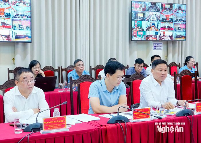 Các đồng chí lãnh đạo UBND tỉnh, các sở, ngành dự cuộc họp. Ảnh: Phạm Bằng