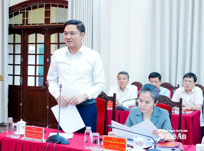 Đồng chí Hoàng Nghĩa Hiếu - Phó Bí thư Thường trực Tỉnh ủy, Chủ tịch HĐND tỉnh phát biểu tại cuộc họp. Ảnh: Phạm Bằng
