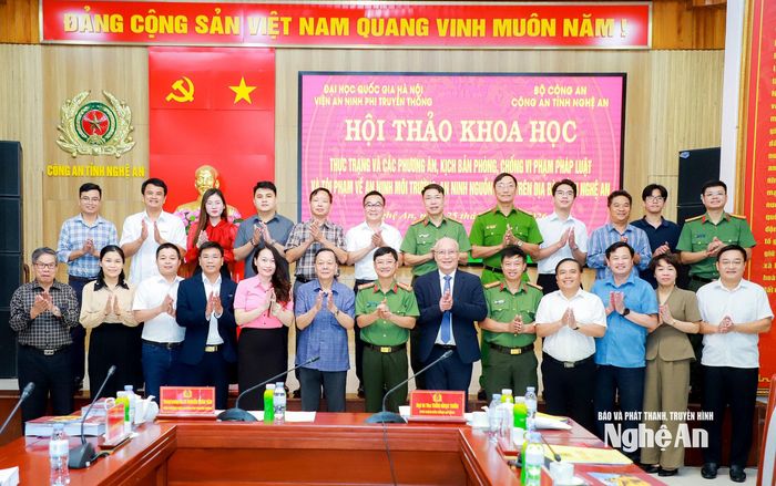 Các đại biểu chụp ảnh lưu niệm bên lề hội thảo. Ảnh: Thành Duy