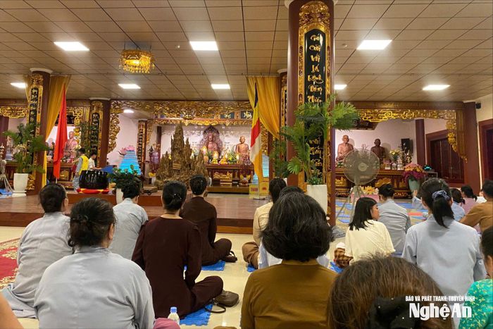 Phật tử và người dân tham gia Đại lễ Vu Lan tại chùa Tùng Lâm Diệc Cổ. Ảnh: Diệp Thanh