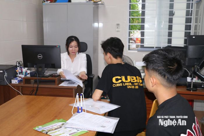 Học sinh đến nhập học tại Trường Cao đẳng Kỹ thuật công nghiệp Việt Nam - Hàn Quốc. Ảnh: Mỹ Hà