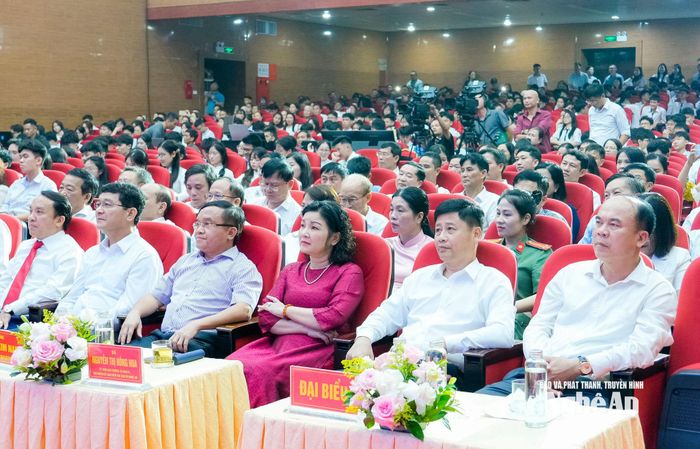 Các đồng chí lãnh đạo tỉnh, đại biểu và các em học sinh dự chương trình. Ảnh: Phạm Bằng