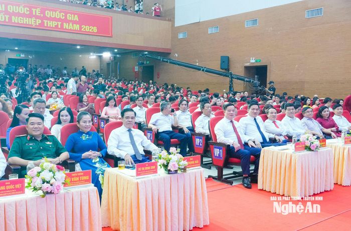 Các đồng chí lãnh đạo tỉnh, đại biểu và các em học sinh dự chương trình. Ảnh: Phạm Bằng