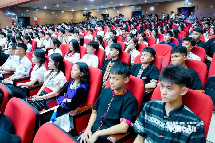 Các em học sinh tham dự chương trình. Ảnh: Phạm Bằng