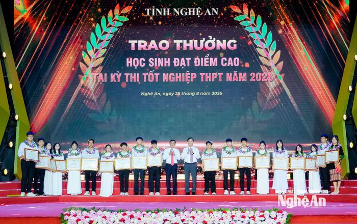 Các đồng chí: Thái Văn Thành - Phó Chủ tịch UBND tỉnh; Nguyễn Văn Khoa - Giám đốc Sở Giáo dục và Đào tạo trao thưởng cho 20 em học sinh có điểm thi tốt nghiệp THPT năm 2026 cao nhất. Ảnh: Phạm Bằng