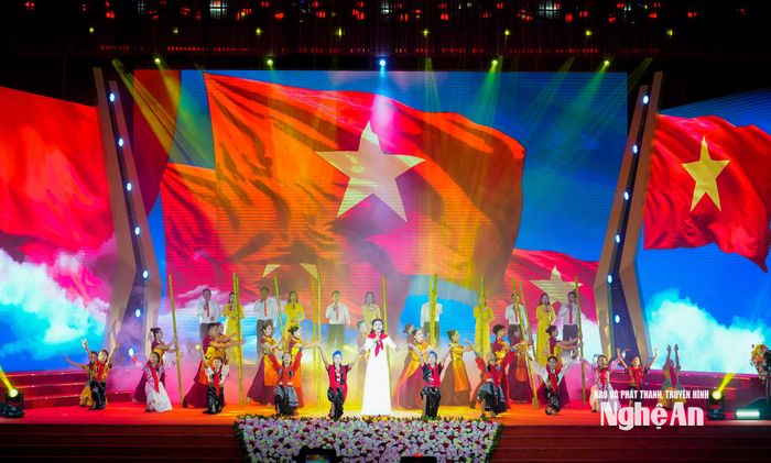 Chương trình văn nghệ chào mừng lễ tuyên dương. Ảnh: Phạm Bằng