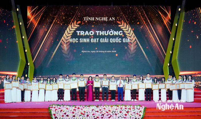 Các đồng chí: Dương Đình Chỉnh - Uỷ viên Ban Thường vụ Tỉnh ủy, Phó Chủ tịch Thường trực HĐND tỉnh; Nguyễn Thị Hồng Hoa - Uỷ viên Ban Thường vụ Tỉnh ủy, Chủ nhiệm Ủy ban Kiểm tra Tỉnh ủy trao thưởng cho các em học sinh đạt giải tại Cuộc thi Nghiên cứu khoa học kỹ thuật cấp Quốc gia học sinh trung học và Cuộc thi “Học sinh, sinh viên với ý tưởng khởi nghiệp” lần thứ 8. Ảnh: Phạm Bằng