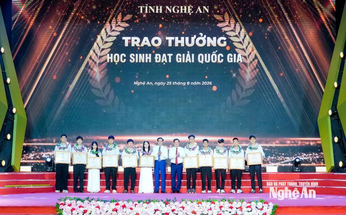Các đồng chí: Nguyễn Khắc Thận - Ủy viên Trung ương Đảng, Bí thư Tỉnh uỷ, Trưởng Đoàn ĐBQH tỉnh; Võ Trọng Hải - Phó Bí thư Tỉnh ủy, Chủ tịch UBND tỉnh trao thưởng cho 2 học sinh xuất sắc đã giành 3 huy chương tại các kỳ thi Olympic quốc tế và khu vực châu Á - Thái Bình Dương và 10 em đạt giải Nhất tại Kỳ thi chọn học sinh giỏi quốc gia. Ảnh: Phạm Bằng