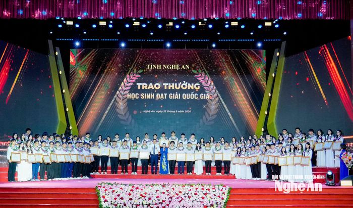 Các đồng chí: Hoàng Nghĩa Hiếu - Phó Bí thư Thường trực Tỉnh ủy, Chủ tịch HĐND tỉnh; Võ Thị Minh Sinh - Phó Bí thư Tỉnh ủy, Chủ tịch Ủy ban MTTQ Việt Nam tỉnh trao thưởng cho các em đạt giải Nhì, Ba, Khuyến khích tại Kỳ thi chọn học sinh giỏi quốc gia. Ảnh: Phạm Bằng