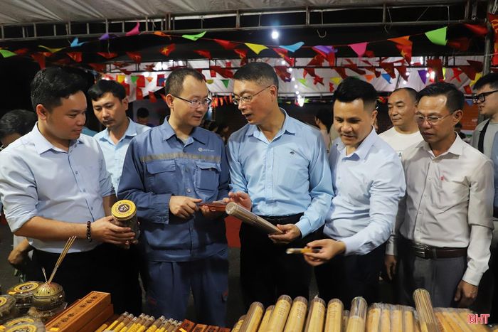 Lãnh đạo Liên minh HTX tỉnh Hà Tĩnh và Formosa Hà Tĩnh tham quan các gian hàng tại Hội chợ Kết nối tiêu thụ sản phẩm HTX và OCOP lần thứ nhất, năm 2026.
