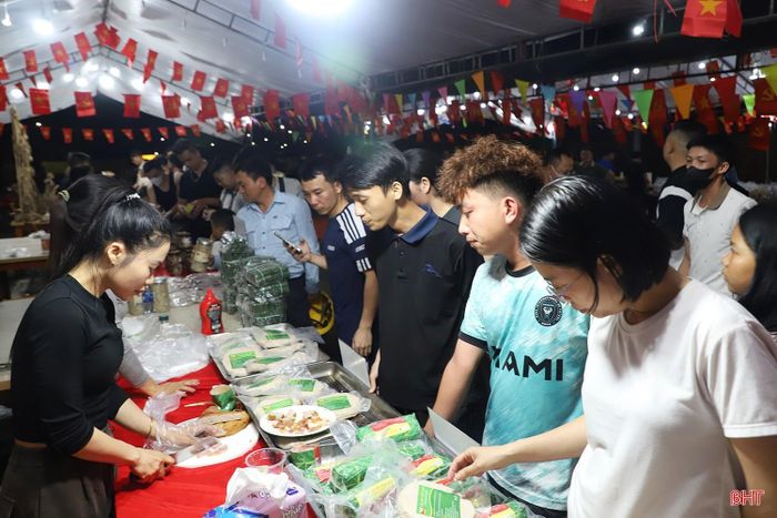 Hội chợ thu hút sự quan tâm của đông đảo người lao động tại Formosa Hà Tĩnh và các nhà thầu tại KKT Vũng Áng.