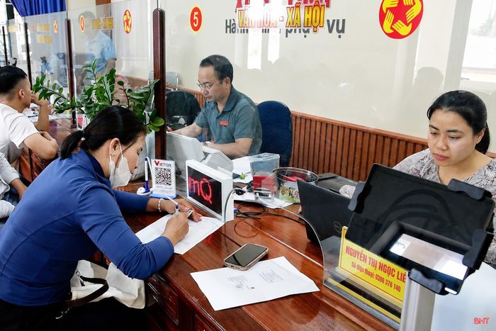 Thực hiện mô hình "Ngày thứ 7 không hẹn", cán bộ chuyên môn ở Trung tâm hành chính xã Hà Linh sẵn sàng phục vụ, giải quyết hồ sơ, thủ tục cần thiết của người dân trong những ngày nghỉ cuối tuần.
