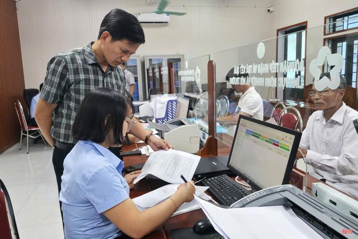 Ông Phan Tiến Hùng thường xuyên xuống kiểm tra, đôn đôn đốc cán bộ làm việc ở Trung tâm giao dịch một cửa xã Sơn Tiến.