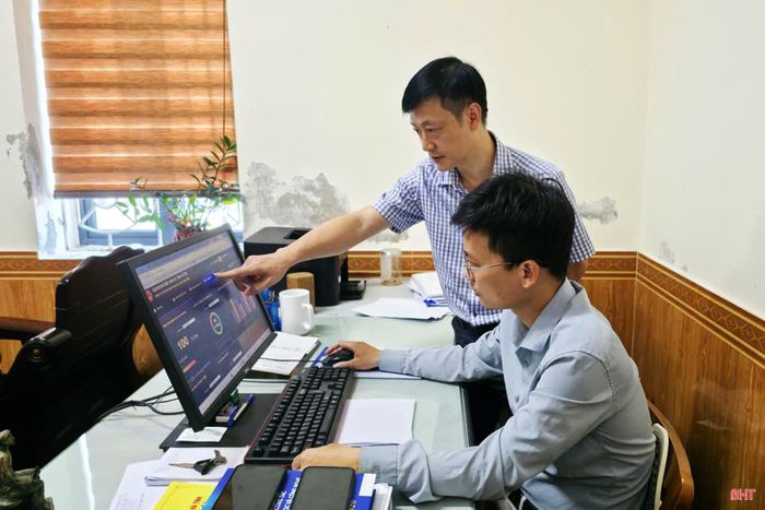 Ông Đặng Văn Đức cùng cán bộ, công chức ở Phòng Chuyển số (Sở KH&CN) ngày đêm miệt mài với công việc để hỗ trợ các địa phương đẩy mạnh chuyển đổi số.