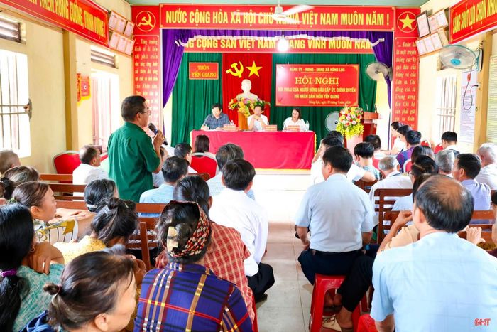 Ông Trần Danh Vinh cùng lãnh đạo cốt cán xã Hồng Lộc đối thoại với Nhân dân thôn Yến Giang
