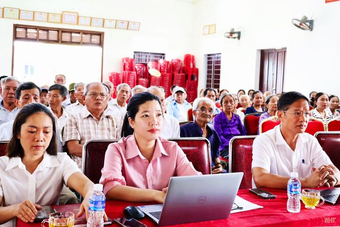 Người đứng đầu cấp ủy, chính quyền xã Hồng Lộc lắng nghe các vấn đề bức xúc do cử tri, Nhân dân phản ánh để xử lý các nội dung thuộc thẩm quyền; tiếp nhận, báo cáo đầy đủ, kịp thời lên cấp những vấn đề vượt thẩm quyền.