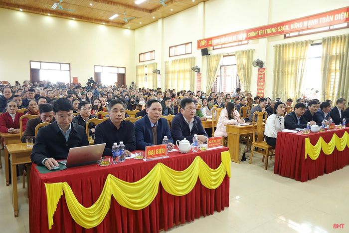 Xã Hồng Lộc và đại diện các sở, ban, ngành thông tin, đối thoại với người dân về dự án Nhà máy xử lý chất thải rắn Hồng Lộc (vào ngày 8/1/2026).