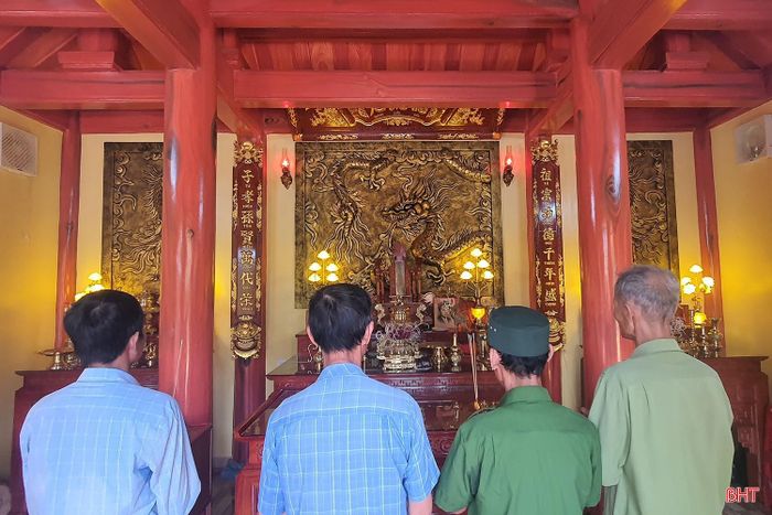 Trong những ngày này, con cháu trong dòng họ Hà Văn cùng tham gia trang trí nhà thờ để chuẩn bị ngày Rằm tháng Bảy.