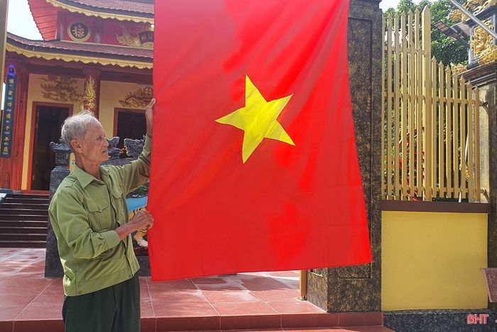  Ông Hà Viết Hùng cùng con cháu dòng họ Hà Văn dọn dẹp, trang trí nhà thờ, chuẩn bị cho Rằm tháng Bảy. 