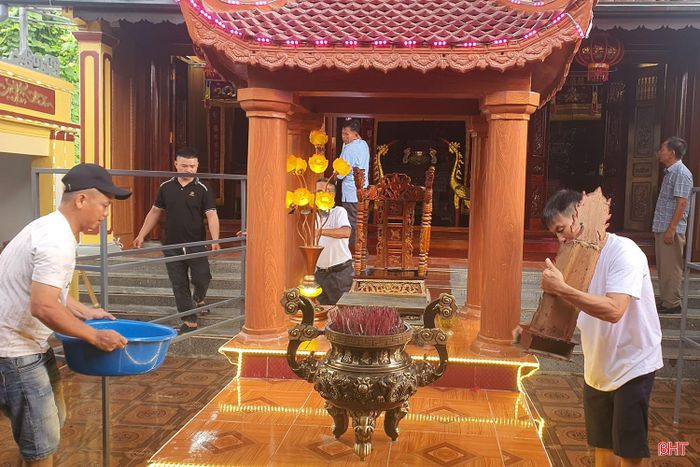 Con cháu dòng họ Đặng Đình ở thôn Tân Trung, xã Hồng Lộc từ nhiều miền quê trở về chỉnh trang nhà thờ, chuẩn bị các nghi lễ.