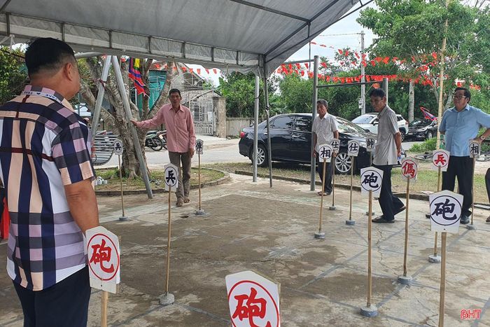 Trong những ngày này, các trò chơi dân gian cũng được dòng họ Đặng Đình tổ chức nhằm gắn kết giữa mọi người với nhau.