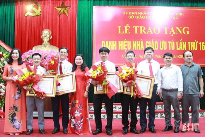 4 nhà giáo công tác tại Trường THPT Chuyên Hà Tĩnh được trao tặng danh hiệu Nhà giáo Ưu tú lần thứ 16. Ảnh tư liệu.