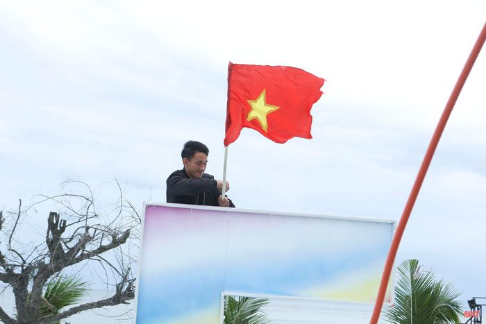 Công nhân chỉnh trang tuyến đường cờ tại KDL Thiên Cầm.