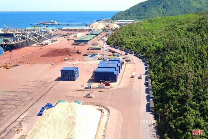Lực lượng chức năng sẽ tăng cường tuần tra, lập lại trật tự ATGT trên quốc lộ 12C đoạn qua cảng Vũng Áng.