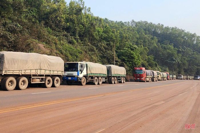 Đoàn liên ngành thống nhất đề xuất UBND nghiên cứu bố trí bãi dừng, đỗ xe phía trái tuyến quốc lộ 12C để cho các phương tiện chờ xuất, nhập hàng hóa vào các bến cảng ở cảng Vũng Áng.