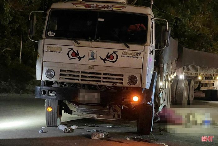 Vụ tai nạn giữa xe đầu kéo với xe đạp điện gần khu vực bến số 1 cảng Vũng Áng làm 2 nữ sinh thương vong xảy ra vào tối ngày 24/7.