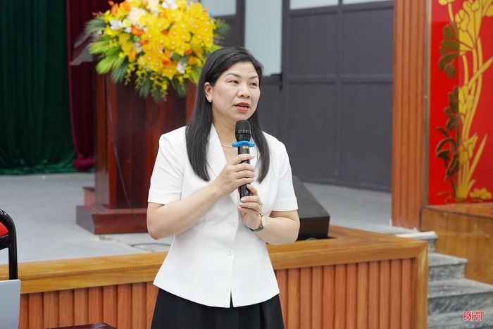 Bà Tô Thị Thu Hà - Phó Cục trưởng Cục Phổ biến, giáo dục pháp luật và Trợ giúp pháp lý, Bộ Tư pháp truyền đạt các nội dung tại hội nghị