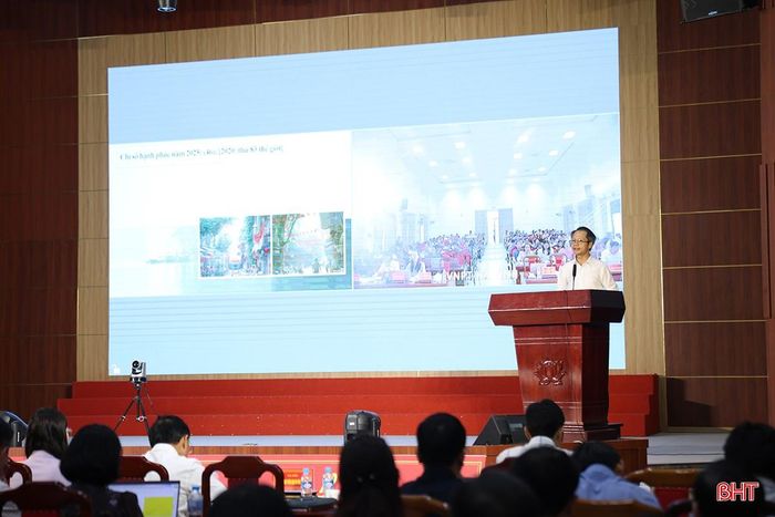 Đồng chí Lê Văn Khánh - Phó Trưởng ban Tuyên giáo và Dân vận Tỉnh ủy trình bày chuyên đề: Quán triệt một số chủ trương, quan điểm của Đảng về giáo dục và đào tạo.