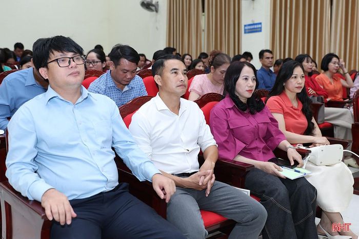 Đại biểu điểm cầu cấp tỉnh theo dõi hội nghị.