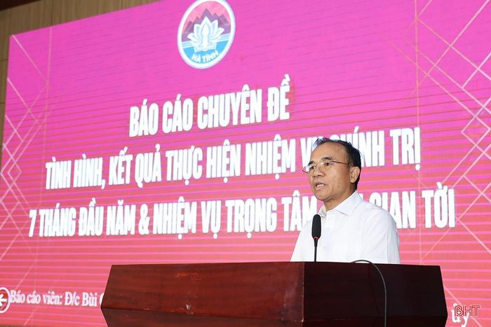 Đồng chí Bùi Quang Hoàn - Phó Trưởng ban Tuyên giáo và Dân vận Tỉnh ủy trình bày chuyên đề: Thông tin về tình hình, kết quả thực hiện các nhiệm vụ chính trị của tỉnh thời gian qua, nhiệm vụ thời gian tới.