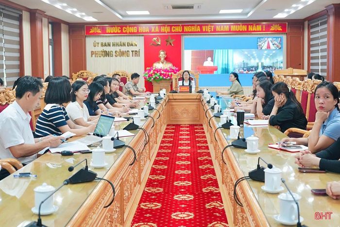 Đại biểu điểm cầu phường Sông Trí theo dõi hội nghị.