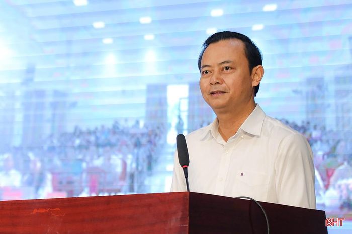 Đồng chí Hà Văn Hùng - Ủy viên BTV, Trưởng ban Tuyên giáo và Dân vận Tỉnh ủy phát biểu tại hội nghị.