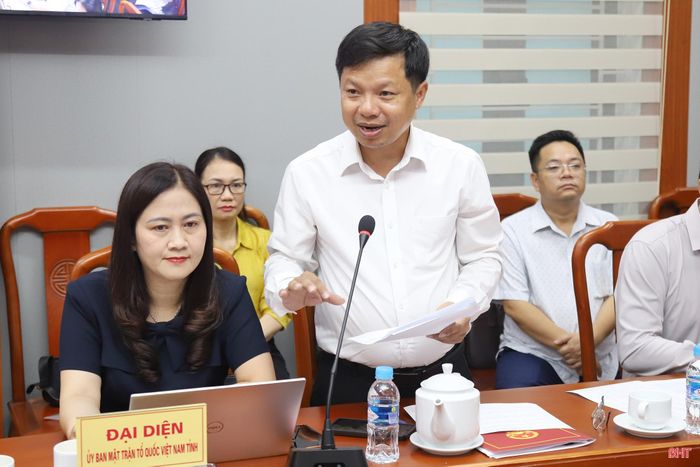 Đồng chí Đặng Văn Dũng - Phó Giám đốc Sở Nội vụ báo cáo một số nội dung được đồng chí Bí thư Tỉnh ủy giao giải quyết.