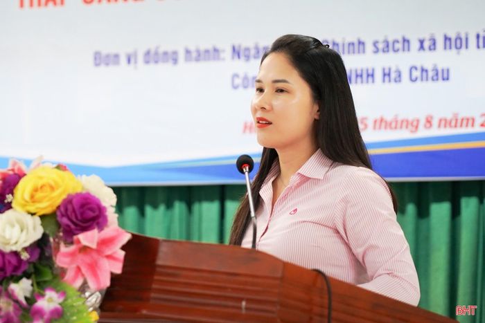 Đại diện Ngân hàng Chính sách xã hội tỉnh thông tin về chính sách vay vốn, học nghề, tạo việc làm giúp các phạm nhân có định hướng sau khi tái hoà nhập cộng đồng.