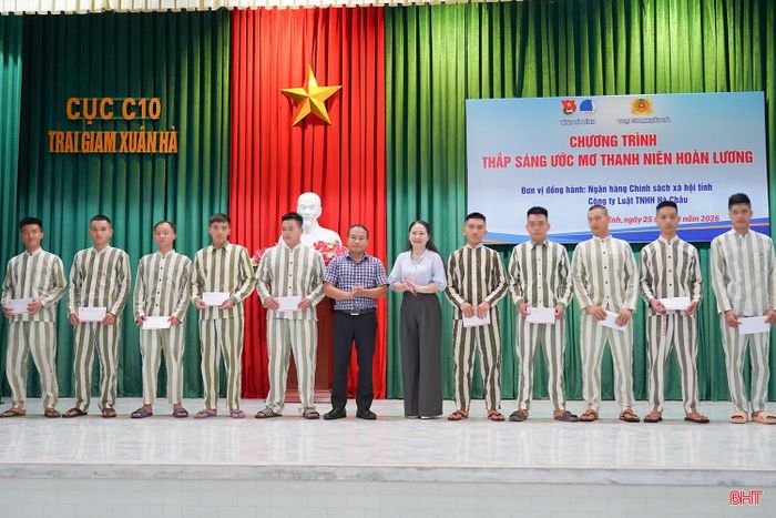 Ngoài ra, 10 suất quà cũng được trao cho các phạm nhân có hoàn cảnh đặc biệt khó khăn, góp phần chia sẻ, động viên và tiếp thêm niềm tin để các phạm nhân vươn lên, hướng đến tương lai.