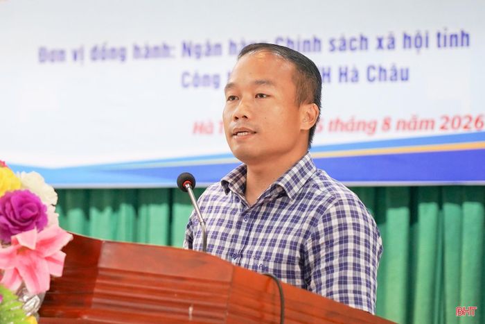 Đại diện Công ty Luật TNHH Hà Châu phổ biến, tư vấn các quy định pháp luật liên quan đến chấp hành án và tái hòa nhập cộng đồng cho các phạm nhân.