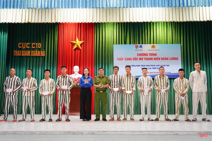 Dịp này, Hội LHTN Việt Nam tỉnh cùng đơn vị đồng hành trao 20 suất quà cho các phạm nhân có thành tích tốt trong học tập, lao động, nhằm ghi nhận, động viên tinh thần nỗ lực cải tạo.