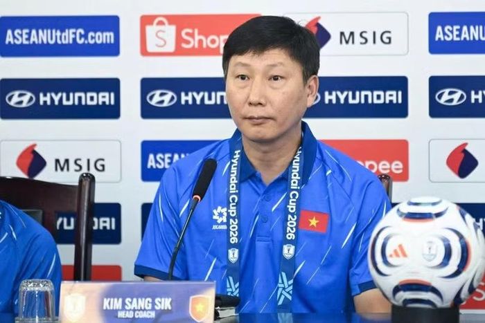 HLV Kim Sang Sik tham dự họp báo (Ảnh: Mạnh Quân).