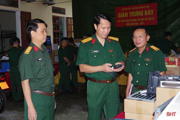 Đoàn kiểm tra một số vật chất phục vụ công tác tìm kiếm, quy tập hài cốt liệt sĩ.