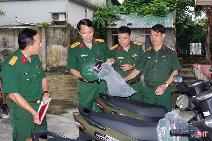 Đại tá Đinh Xuân Hướng - Phó Chủ nhiệm Chính trị Quân khu 4 kiểm tra vật chất, phương tiện của Đội Quy tập.