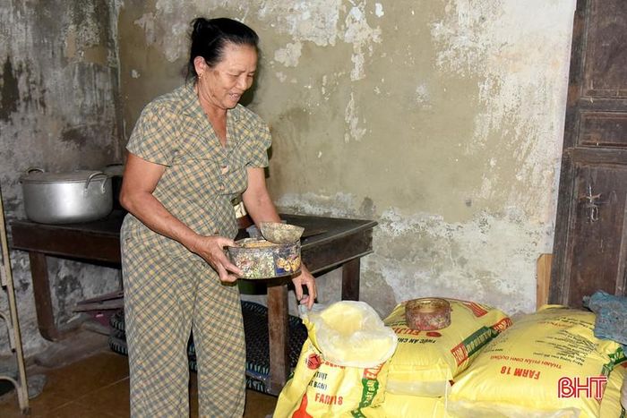 Ngoài hỗ trợ đàn gà, bà Nguyễn Thị Hóa còn được Chương trình giảm nghèo hỗ trợ cám và một số loại thuốc phòng chống dịch bệnh.