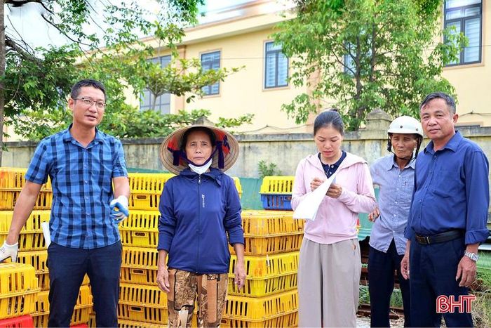 Cán bộ xã Đồng Kinh trao mô hình gà sinh kế cho hộ nghèo, cận nghèo.