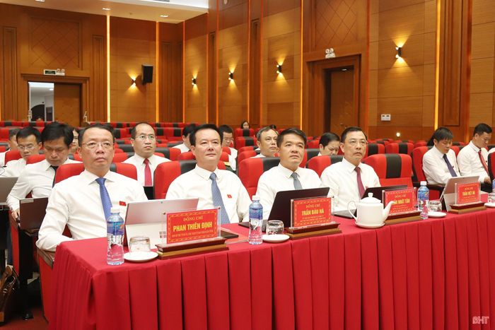 Các đại biểu tham dự kỳ họp.