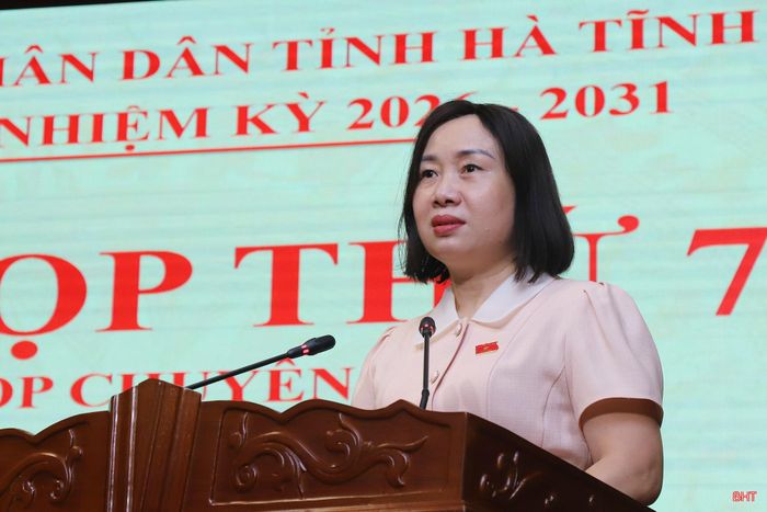 Đồng chí Nguyễn Thị Thuý Nga - Trưởng ban Kinh tế - Ngân sách HĐND tỉnh trình bày báo cáo thẩm tra của Ban Kinh tế - Ngân sách HĐND tỉnh.